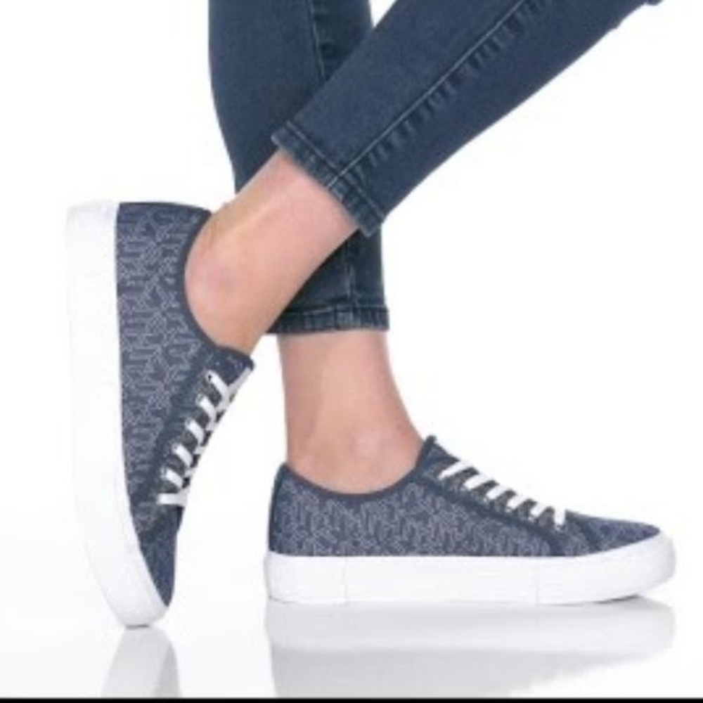 Tommy Hilfiger Women's Alessy  Sneakers in blue monogram canvas Size 10M NIB